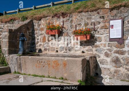 Vasca d'acqua con pompa nella città fortificata di Mont-Louis, Pirenei Orientali (66), occitanie regione, Francia. E 'stato costruito da Vauban ed è UNA UNE Foto Stock