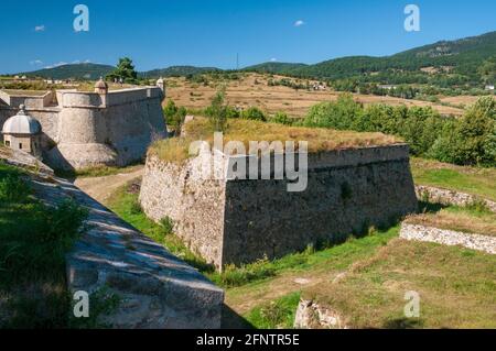 Città fortificata di Mont-Louis, Pirenei Orientali (66), regione Occitanie, Francia. È stato costruito da Vauban ed è un sito patrimonio dell'umanità dell'UNESCO. Foto Stock