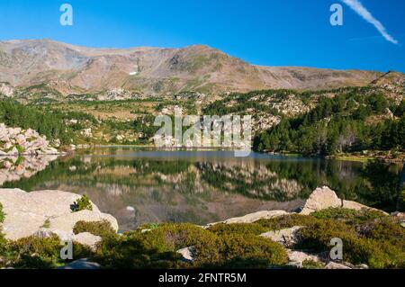 Il lago Coumasse parte dei laghi Bouillouses, un sito naturale nella regione di Capcir, Parco Naturale Regionale dei Pirenei Catalani, Pirenei Orientali (66) Foto Stock