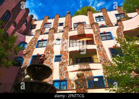 Magdeburg, Germania, 13 maggio 2021: Cortile interno con fontana nella verde cittadella, un edificio residenziale, edificio commerciale e hotel d'arte Foto Stock