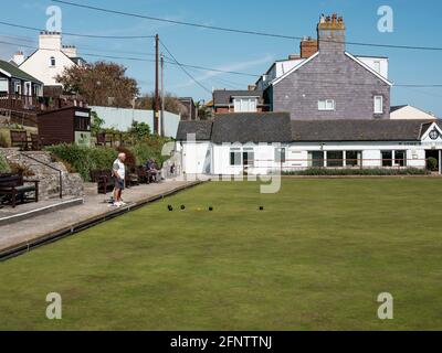 Uomini che giocano a bocce al Lyme Regis Bowls Club, Lyne Regis, Dorset, Regno Unito, 2019. Foto Stock