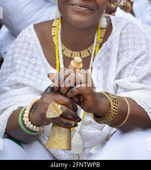 Ornamentazione Osombo Osun: Mano d'oro, orologio da polso, bracciale e anello. Foto Stock