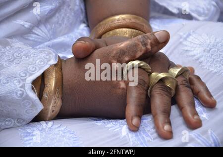 Ornamentazione Osombo Osun: Audaci, anelli d'oro. Foto Stock
