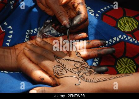 Osun Ornamentation Osogbo: Il processo hennae. Foto Stock