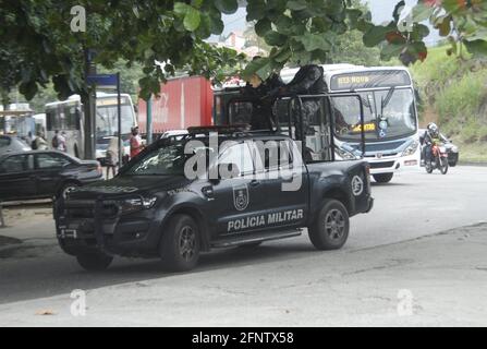 Rio de Janeiro, Rio de Janeiro, Brasile. 19 maggio 2021. (INT) Rio de Janeiro DI PROTESTA DI DIO A RIO DE JANEIRO. 19 maggio 2021, Rio de Janeiro, Brasile - i residenti hanno protestato questa mattina a Cidade de Deus dopo che un taxi motociclistico è stato ucciso da agenti di polizia, polizia è stato rafforzato intorno alla comunità. Credit: Alamy Live News Foto Stock