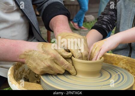 ceramica - il primo tentativo di fare una ciotola di argilla Foto Stock