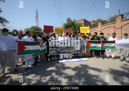 Peshawar, Pakistan. 19 maggio 2021. I sostenitori del Pakistan Mussulmano Tehreek INSAF prendono parte ad un raduno a sostegno dei palestinesi a Peshawar. (Foto di Hussain Ali/Pacific Press) Credit: Pacific Press Media Production Corp./Alamy Live News Foto Stock