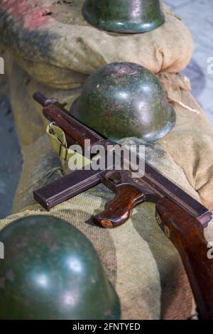 Un primo piano del modello di fucile d'assalto nell'esercito campo estivo Foto Stock