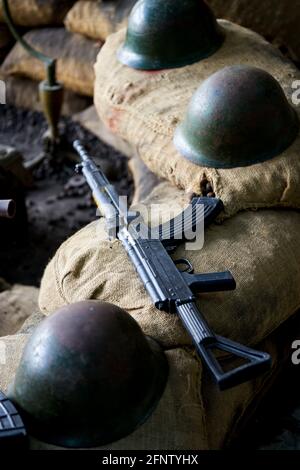 Un primo piano del modello di fucile d'assalto nell'esercito campo estivo Foto Stock
