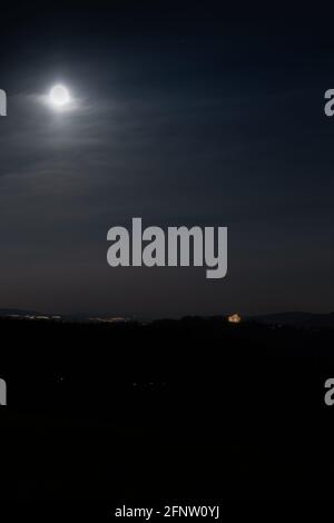 Paesaggio oscuro con superluna su Brugg, Schinznach e Gebenstorf. Il castello di Asburgo illuminato e il tunnel di Boezberg. Foto Stock