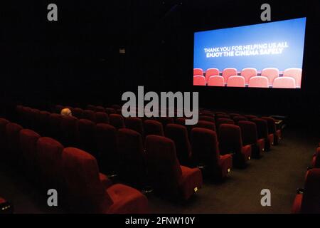 Londra, Regno Unito, 19 maggio 2021: Il cinema Clapham Picturehouse riapre oggi per uno spettatore soleggiato a pranzo, ma gli spettacoli serali sono più prenotati. Gli schermi oppereranno a meno del 50% della capacità di distanziamento sociale e il pubblico è tenuto a indossare maschere facciali. Anna Watson/Alamy Live News Foto Stock