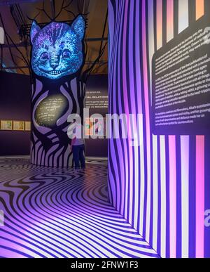 V&A, LONDRA, REGNO UNITO. 18 maggio 2021. Alice: Curiouser and Curiouser è un viaggio coinvolgente e coinvolgente lungo la buca dei conigli, che celebra una delle storie più iconiche, fantasiose e ispiratrici di tutti i tempi. Il V&A è il primo museo a esplorare appieno l'impatto culturale di Alice nel paese delle meraviglie e la sua continua ispirazione per i creativi. La mostra si apre il 22 maggio 2021. Credito: Malcolm Park/Alamy Foto Stock