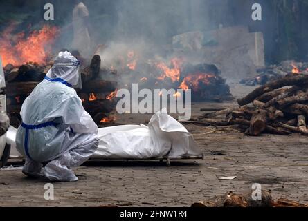 Guwahati, Guwahati, India. 19 maggio 2021. I parenti aspettano di eseguire gli ultimi riti di perosno morto in COVID-19 come aumento del coronavirus nello stato di Guwahati Assam India mercoledì 19 maggio 2021. Credit: Dasarath Deka/ZUMA Wire/Alamy Live News Foto Stock