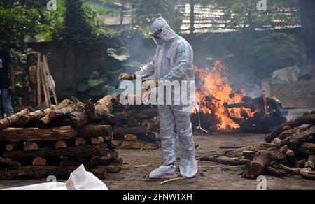 Guwahati, Guwahati, India. 19 maggio 2021. I parenti eseguono gli ultimi riti del perosno morto in COVID-19 come aumento del coronavirus nello stato di Guwahati Assam India mercoledì 19 maggio 2021. Credit: Dasarath Deka/ZUMA Wire/Alamy Live News Foto Stock