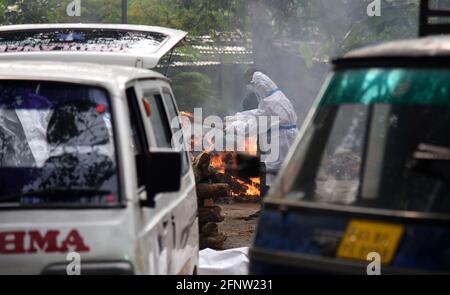 Guwahati, Guwahati, India. 19 maggio 2021. I parenti eseguono gli ultimi riti del perosno morto in COVID-19 come aumento del coronavirus nello stato di Guwahati Assam India mercoledì 19 maggio 2021. Credit: Dasarath Deka/ZUMA Wire/Alamy Live News Foto Stock