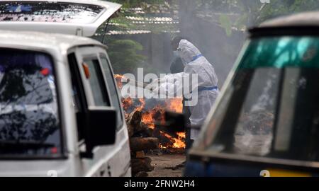 Guwahati, Guwahati, India. 19 maggio 2021. I parenti eseguono gli ultimi riti del perosno morto in COVID-19 come aumento del coronavirus nello stato di Guwahati Assam India mercoledì 19 maggio 2021. Credit: Dasarath Deka/ZUMA Wire/Alamy Live News Foto Stock