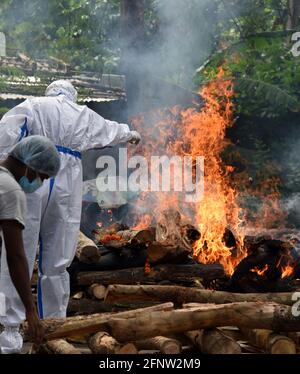 Guwahati, Guwahati, India. 19 maggio 2021. I parenti eseguono gli ultimi riti del perosno morto in COVID-19 come aumento del coronavirus nello stato di Guwahati Assam India mercoledì 19 maggio 2021. Credit: Dasarath Deka/ZUMA Wire/Alamy Live News Foto Stock