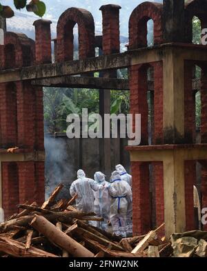 Guwahati, Guwahati, India. 19 maggio 2021. I parenti eseguono gli ultimi riti del perosno morto in COVID-19 come aumento del coronavirus nello stato di Guwahati Assam India mercoledì 19 maggio 2021. Credit: Dasarath Deka/ZUMA Wire/Alamy Live News Foto Stock