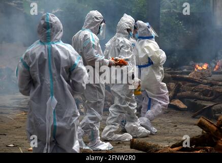 Guwahati, Guwahati, India. 19 maggio 2021. I parenti sul loro modo di eseguire gli ultimi riti di persona che è morto in COVID-19 come aumento del coronavirus nello stato in Guwahati Assam India mercoledì 19 maggio 2021. Credit: Dasarath Deka/ZUMA Wire/Alamy Live News Foto Stock