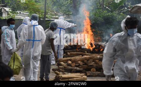 Guwahati, Guwahati, India. 19 maggio 2021. I parenti eseguono gli ultimi riti del perosno morto in COVID-19 come aumento del coronavirus nello stato di Guwahati Assam India mercoledì 19 maggio 2021. Credit: Dasarath Deka/ZUMA Wire/Alamy Live News Foto Stock