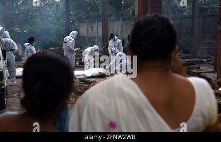 Guwahati, Guwahati, India. 19 maggio 2021. I parenti eseguono gli ultimi riti del perosno morto in COVID-19 come aumento del coronavirus nello stato di Guwahati Assam India mercoledì 19 maggio 2021. Credit: Dasarath Deka/ZUMA Wire/Alamy Live News Foto Stock