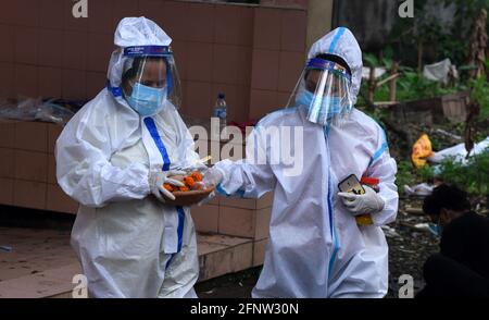 Guwahati, Guwahati, India. 19 maggio 2021. I parenti sul loro modo di eseguire gli ultimi riti di persona che è morto in COVID-19 come aumento del coronavirus nello stato in Guwahati Assam India mercoledì 19 maggio 2021. Credit: Dasarath Deka/ZUMA Wire/Alamy Live News Foto Stock