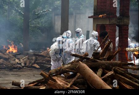 Guwahati, Guwahati, India. 19 maggio 2021. I parenti spezzano il dowan mentre eseguono gli ultimi riti di persona che è morto in COVID-19 come aumento del coronavirus nello stato in Guwahati Assam India mercoledì 19 maggio 2021. Credit: Dasarath Deka/ZUMA Wire/Alamy Live News Foto Stock