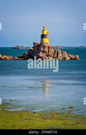 Faro MEN-Joliguet (Tourelle de Men-Joliguet) sull'isola di Bréhat, nella Côtes d'Armor, Bretagna, Francia Foto Stock