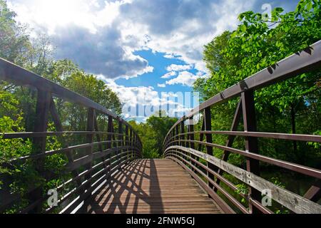 Passerella pedonale in acciaio con passerella in legno che attraversa una stretta sezione del canale Delaware e Raritan al Colonial Park, Franklin Township -09 Foto Stock