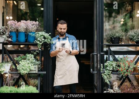 Blog online su fiori, lavoro di fiorista in studio moderno e bouquet ordine Foto Stock