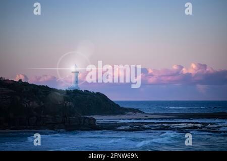 Un faro attivo situato a Norah Head, un promontorio sulla costa centrale, nuovo Galles del Sud, Australia Foto Stock