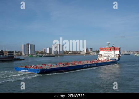 MV Boldwind cargo nave che entra nel vecchio porto storico di Portsmouth Harbour in Hampshire, Regno Unito Foto Stock