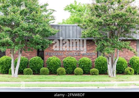 CHATTANOOGA, TN, USA-8 MAY 2021: Chattanooga Area Schools Federal Credit Union. Un segno stretto sull'edificio. Fogliame circostante. Foto Stock