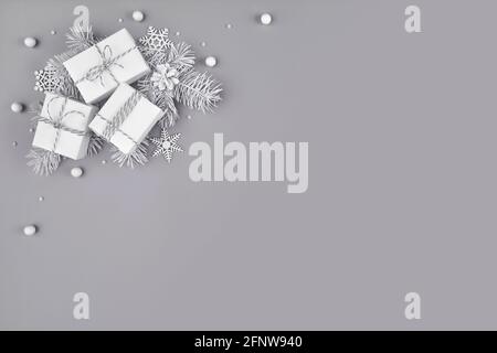 Sfondo di Natale con tre scatole regalo su fondo grigio pieno Foto Stock