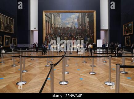 (210519) -- PARIGI, 19 maggio 2021 (Xinhua) -- la gente visita il Museo del Louvre il giorno della riapertura a Parigi, in Francia, il 19 maggio 2021. Il Museo del Louvre ha riaperto il mercoledì in quanto la chiusura a livello nazionale si è allentata. (Xinhua/Gao Jing) Foto Stock