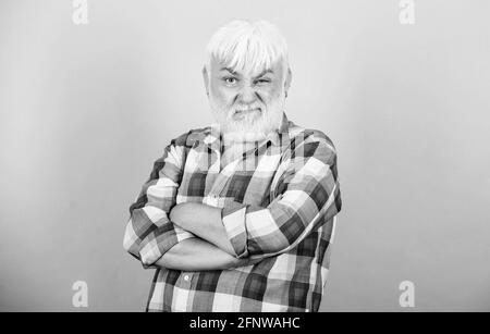 Nonno tipico. Hipster emotivo maturo. Nonno sincero. Cura della barba e dei peli del viso. Barbiere parrucchiere taglio capelli. Capelli grigi. Anziani Foto Stock