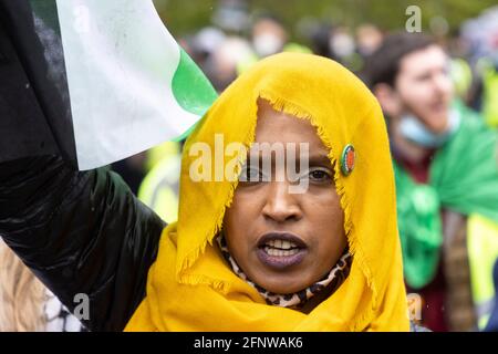 Ritratto del protetore nell'hijab giallo, protesta di solidarietà 'Palestina libera', Londra, 15 maggio 2021 Foto Stock