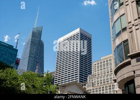 I grattacieli si trovano sopra la NYPL e il Bryant Park nel centro di manhattan, New York, USA Foto Stock