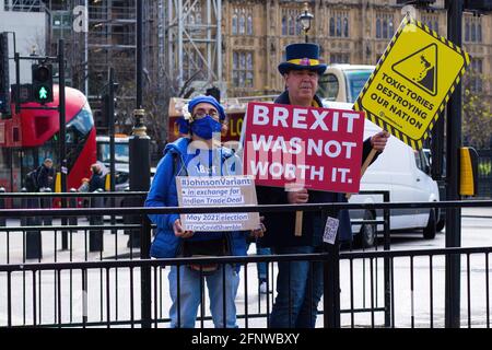 Londra, Regno Unito. 19 maggio 2021. Steve Bray, il residuo anti-Brexit, è visto in campagna con i segnali fuori Westminster. Credit: SOPA Images Limited/Alamy Live News Foto Stock