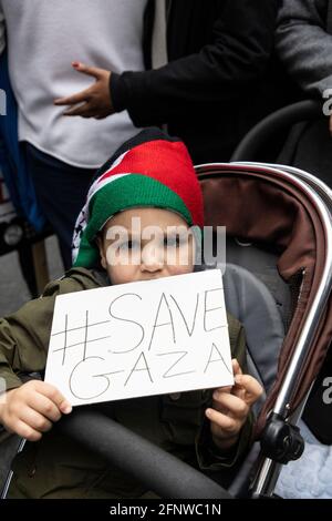 Un bambino in pram con un cartello, protesta di solidarietà 'Free Palestine', Londra, 15 maggio 2021 Foto Stock