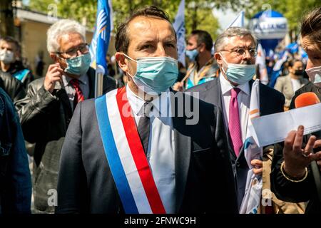 Parigi, Francia. 19 maggio 2021. Rassemblement National (RN) vice Sebastien Chenu durante il rally sindacale della polizia di fronte alla Assemblee Nationale (Assemblea nazionale francese) a Parigi il 19 maggio 2021, per chiedere una punizione più dura per gli attacchi contro i propri, due settimane dopo che un ufficiale è stato ucciso mentre indagava su accordi di droga. I sindacati della polizia hanno chiesto che la riunione spingeva per una migliore protezione e meno tolleranza verso la violenza contro gli ufficiali. Credit: Abaca Press/Alamy Live News Foto Stock