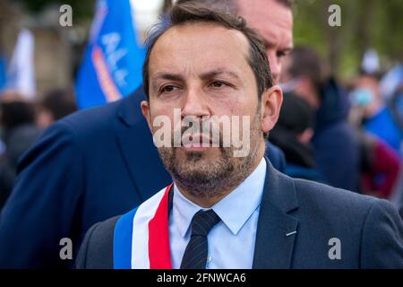 Parigi, Francia. 19 maggio 2021. Rassemblement National (RN) vice Sebastien Chenu durante il rally sindacale della polizia di fronte alla Assemblee Nationale (Assemblea nazionale francese) a Parigi il 19 maggio 2021, per chiedere una punizione più dura per gli attacchi contro i propri, due settimane dopo che un ufficiale è stato ucciso mentre indagava su accordi di droga. I sindacati della polizia hanno chiesto che la riunione spingeva per una migliore protezione e meno tolleranza verso la violenza contro gli ufficiali. Credit: Abaca Press/Alamy Live News Foto Stock