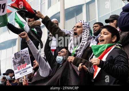 Giovani e vecchi manifestanti gridano, protesta di solidarietà della Palestina libera, Londra, 15 maggio 2021 Foto Stock