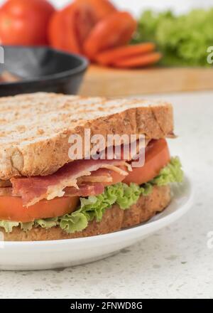 Sandwich BLT alla griglia con pancetta, pomodoro, lattuga e pane integrale Foto Stock