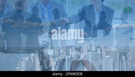 Composizione delle persone d'affari che scuotono le mani in un ufficio moderno silhouette persone Foto Stock