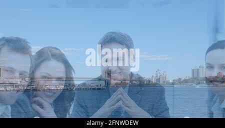 Composizione di sorridenti colleghi di affari di sesso maschile e femminile rispetto al moderno paesaggio urbano e porto Foto Stock