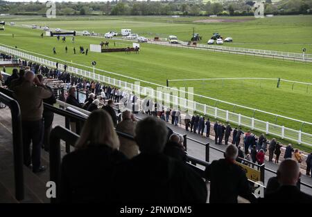 Corridori e piloti in azione mentre i tifosi guardano l'uragano Warwickshire Handicap all'ippodromo di Warwick. Data immagine: Mercoledì 19 maggio 2021. Foto Stock