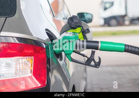 ugello della pompa del gas nella stazione di servizio, che riempie l'auto di benzina in una stazione di servizio Foto Stock