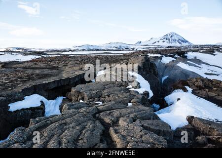 Paesaggio roccioso vicino Grjótagjá grotta, Islanda del Nord Foto Stock