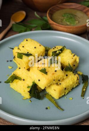 Torta di semola di dhokla indiana con chutney di coriandolo Foto Stock